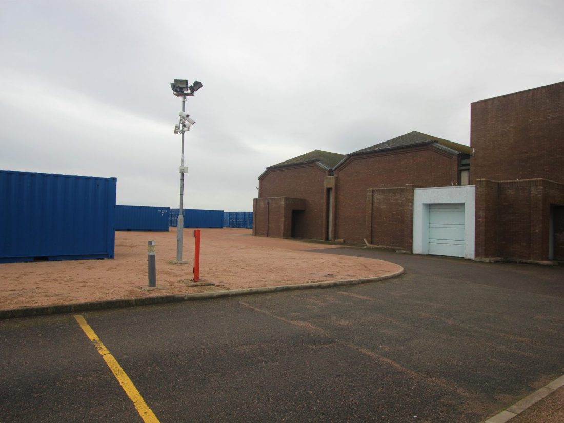 Photo of the Uniter Building in the centre of the Fort George site.